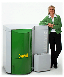 Frau steht an einem Pelletkessel